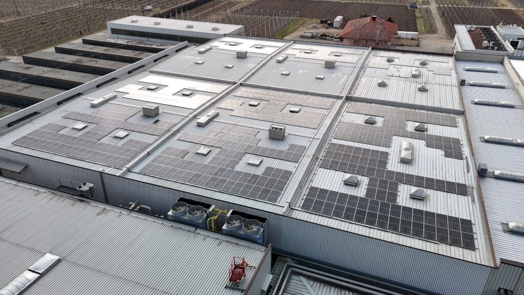 Impianto fotovoltaico su copertura industriale con pannelli solari per produzione di energia rinnovabile in stabilimento produttivo